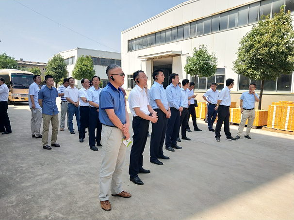 鄂城區(qū)區(qū)委書記劉厚文等一行領(lǐng)導(dǎo)來湖北昌利公司視察 鄂城區(qū)區(qū)委書記劉厚文等一行領(lǐng)導(dǎo)來湖北昌利公司視察