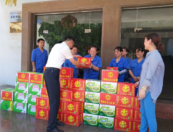 鄂城區(qū)委領(lǐng)導為昌利金剛石鋸片車間生產(chǎn)一線職工“送清涼” 鄂城區(qū)委領(lǐng)導為昌利金剛石鋸片車間生產(chǎn)一線職工“送清涼”