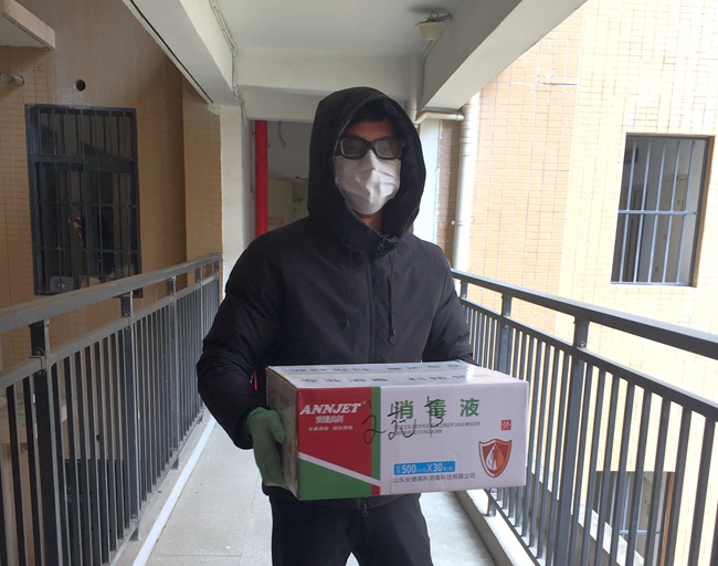 湖北昌利的這個普通家庭，一家三口都是志愿者